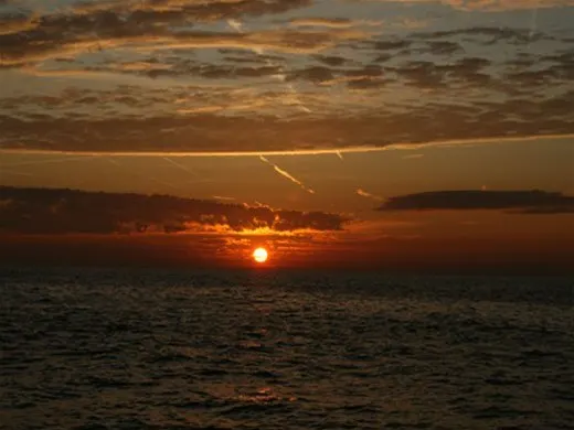 Zonsondergang boven zee