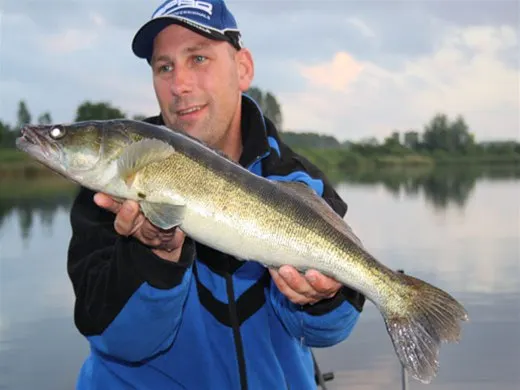 Visser met een snoekbaars