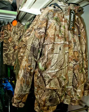 Camouflagejassen in de winkel