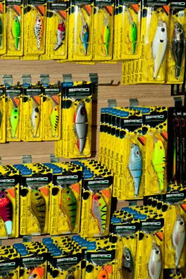 Wand met kunstaas in felle kleuren